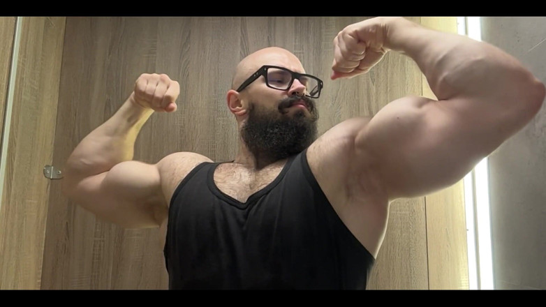 Mister Stone: Bucurați-vă de vedere a Biceps meu gros și cărnoase săltărețe în slow...
