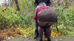 OurFetishLife: Vnadná MILF bere hluboko do krku venku