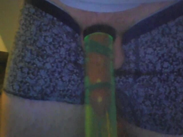 Scoutxxy: Polla hacia abajo chupando al vacío con condón y anillos