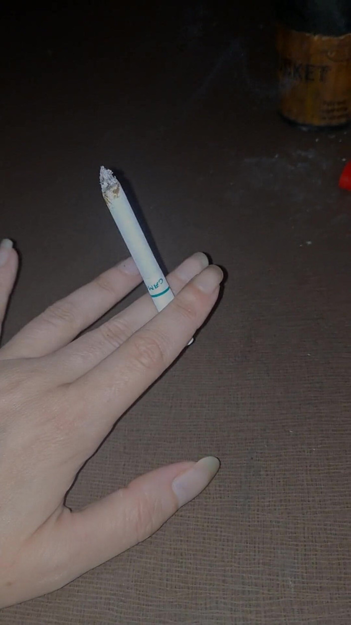 Naughty alchemy: Lange vingernagels en een sigaret