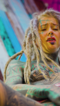 Sexy menina alt dreadhead cavalga um pau grande com sua bunda