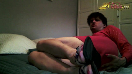 Trans and Cross-Dressers Feet: Waria dengan gaun merah dan kuku kaki merah lagi muasin...
