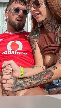 Masturbación con la mano con enorme corrida en el balcón!