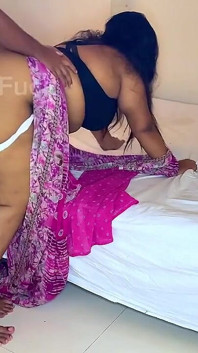 Indická sexy manželka má aféru se služkou, když její manžel jde do kanceláře, šuká služku na posteli cowgirl