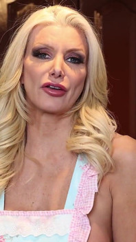 gandi sunahre baalon vaali svamini Brittany Andrews apni choot aur stanon ko krim se ragarti hai!