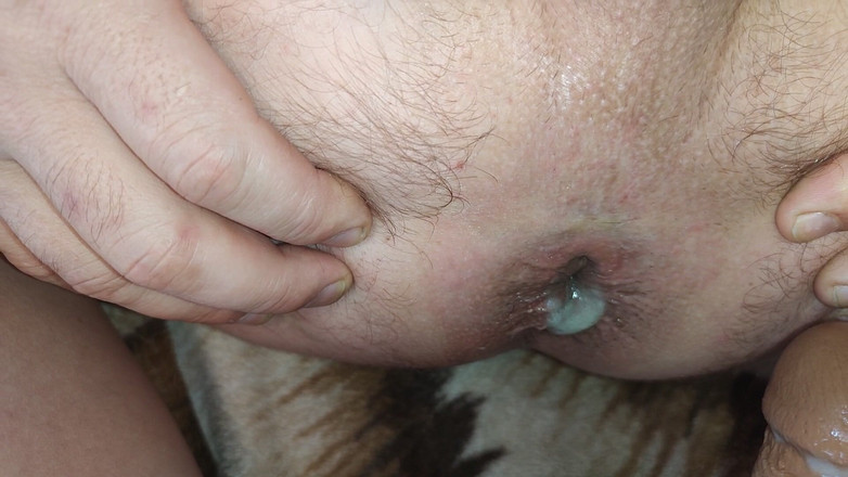 DirtyLubov: Mężczyźni palcują pośladki i pieprzą się ze straponem