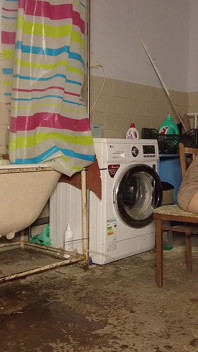 Ma demi-sœur est sous la douche, elle m’a attrapé et