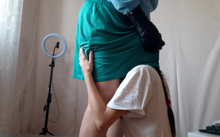 Lesbian-illusion: 집에서 혼자 있을 때 새엄마의 보지를 핥아