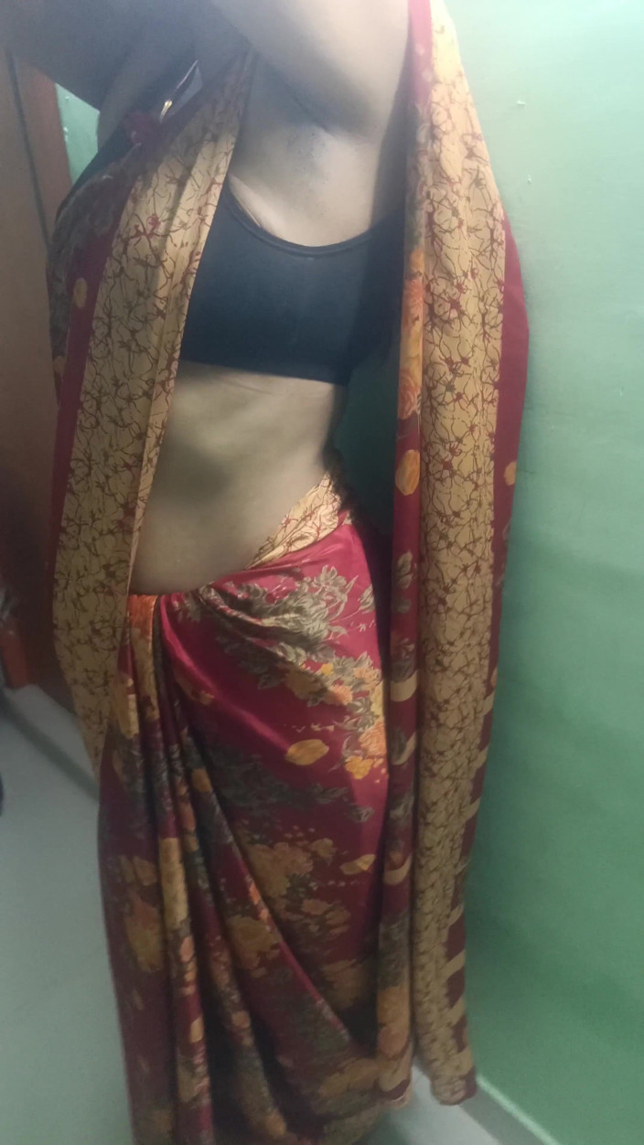 Inba: Chennai faculdade professora Saree sanding romance em casa de hóspedes