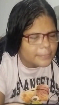 Je suis laissée seule avec le gros cul de ma belle-fille pendant qu’elle parle à son copain, je lui suce le cul et finit par la baiser bien comme il faut.