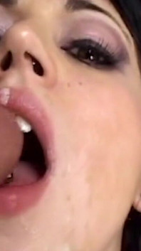 Seks threesome ganas bareng cewek sange rambut cokelat yang berakhir dengan seks oral intens