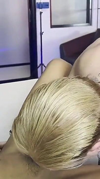 Ladyboy châu Á nhỏ nhắn da trắng thống trị fucks với cô ấy mông lớn dưới cùng cậu bé