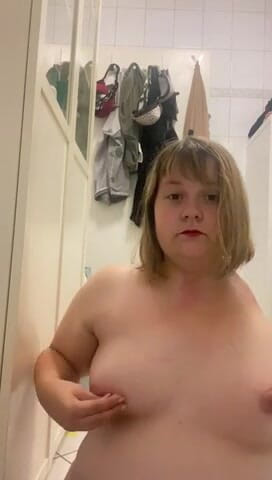 Deutsche Anna: Une fille amputée joue avec des glaçons froids