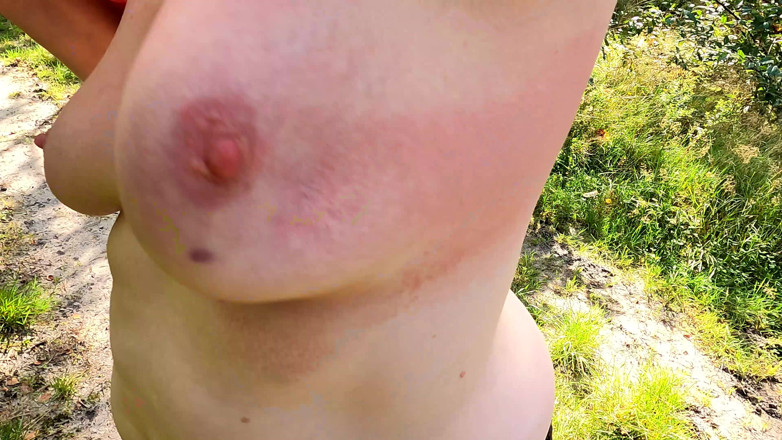 Bouncy Tits Action: 젖탱이를 벌리고 핑거링하는 핫한 십대