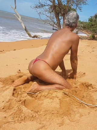 Ladysilvas: Ladysilva exhibe son cul sexy sur la plage dans une...