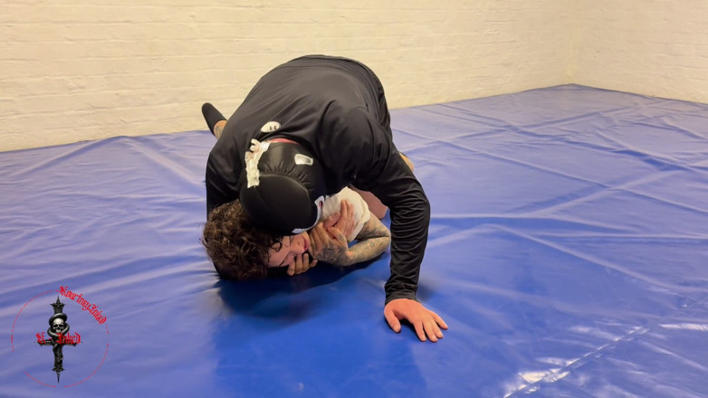 She Wrestle: コートニーインクドはパテティック・ガイとレスリングを行った