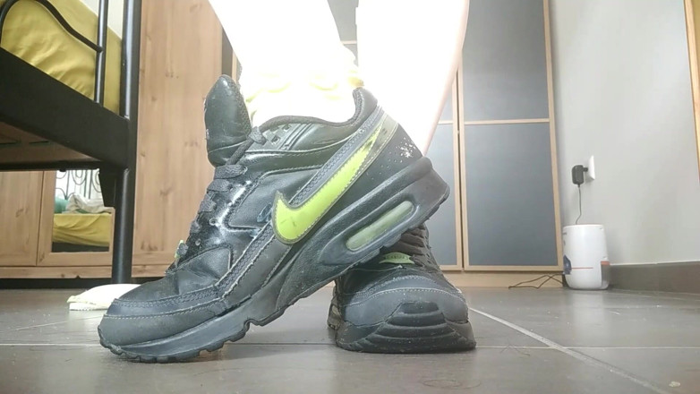 RavenBigAss: Young girl masturbates wearing her favorite Nike air max classic...