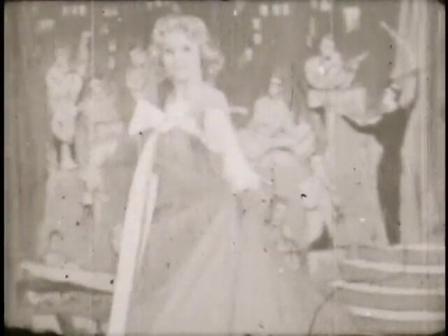 Vintage Usa: Hot vintage MILFS sensual stripping