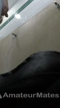 หนุ่ม Str8 มือสมัครเล่นโดนจับได้ว่าฉี่ที่โถปัสสาวะในห้องน้ําสาธารณะ