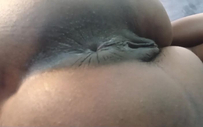 Super sexy ebony cuties: Frecându-mi clitorisul, mi-am aruncat pantalonii scurți sugând sfârcurile, futându-mi cu...
