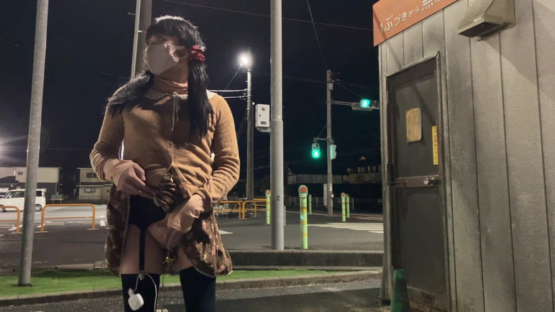 megu2002: 調教師様からの命令 no6 店舗前の駐車場で露出オナニー