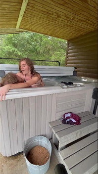 Cabin ngoài trời tóc vàng bẩn thỉu nhỏ nhắn lần đầu tiên làm tình trong bồn tắm nước nóng đầy đủ băng