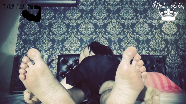 Goddess Misha Goldy: Lamber, cheirar e adorar nossos pés cadela enquanto eu faço...