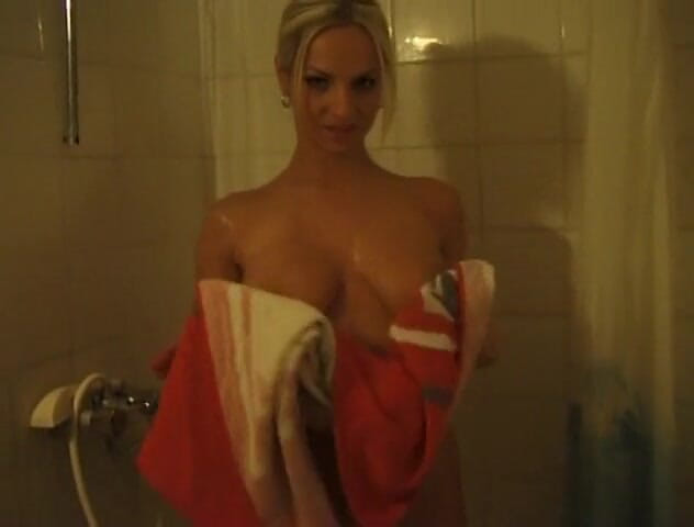 Flash Model Amateurs: Beauty babe slut having fun in bathtub