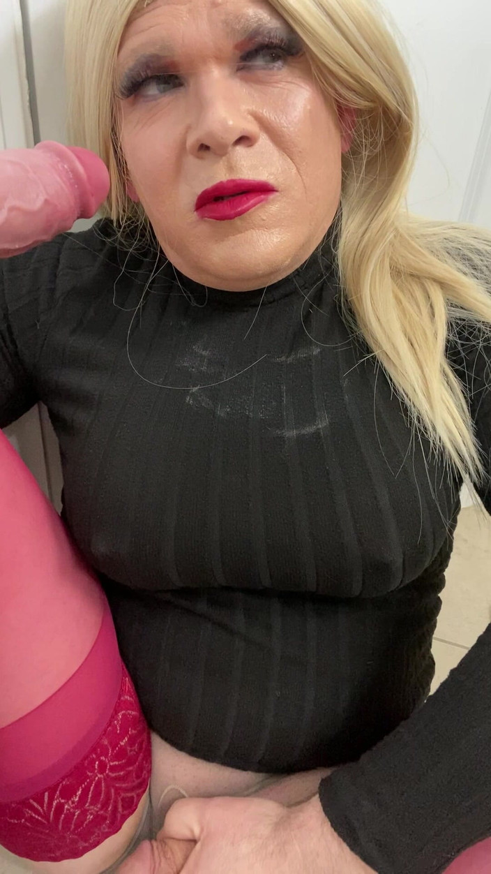 MadisonCD2025: Sissy transgender si cewek dominan lagi asik nyepong kontol dan...