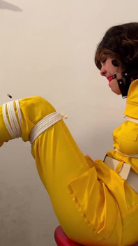 April O'neil Босиком Щекочут