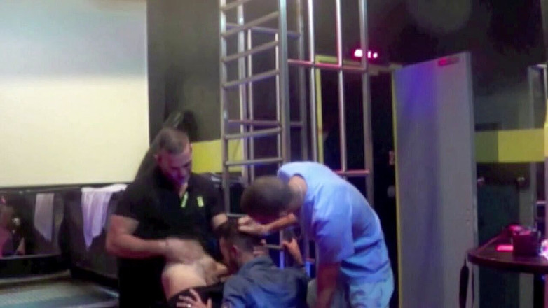 Sneaker gay: Twink slampa knullad av 2 scally pojkar i bakrummet