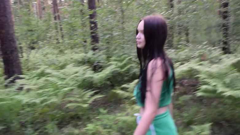 Julia Say No: Kráska 18letá dívka ztracená v lese a já jsem jí slíbil, že...