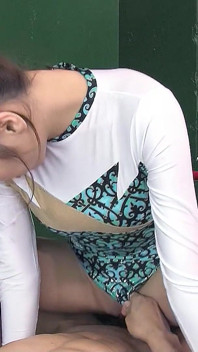 Ateşli sıska Asyalı genç mika bodrumda sıkı amından sansürsüz sikiliyor