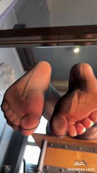 mujhe glas ke maadhyam se mere phate naaylon pairon se aapko chherte hue dekhen