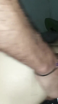 Cowok ini crot di dalam memeknya sampai telan sperma hangatnya