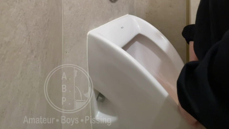 AmateurBoysPissing: Adamı bir sonraki pisuanda işerken yakaladım