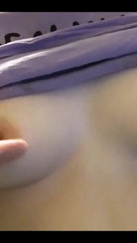 少女挑逗她的乳头和乳房，直到她通过观看色情片高潮