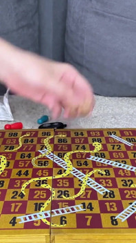 Machen Sie sich bereit für einige intensive Strip Snakes & Ladders-Spiele