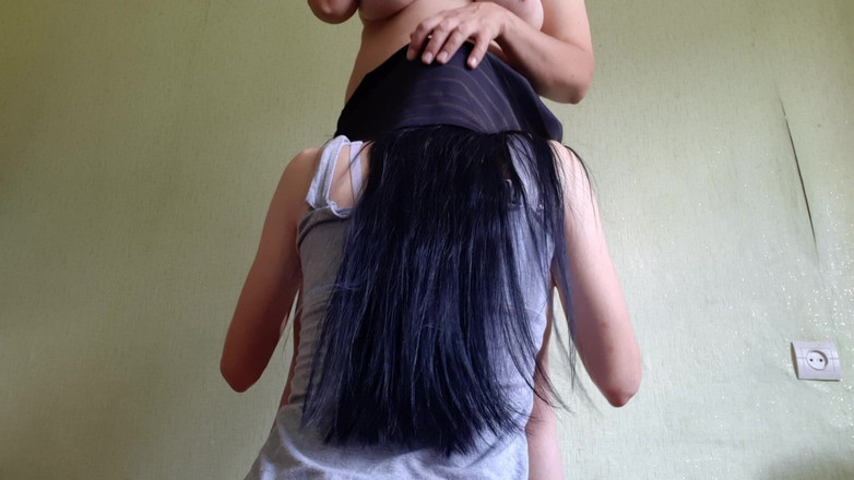 Lesbian-candys: Îi dau cunnilingus mamei vitrege mature sexy când soțul ei...