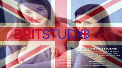Brit Studio: Nádherná 18letá studentka sestřička si nechá olít kundičku