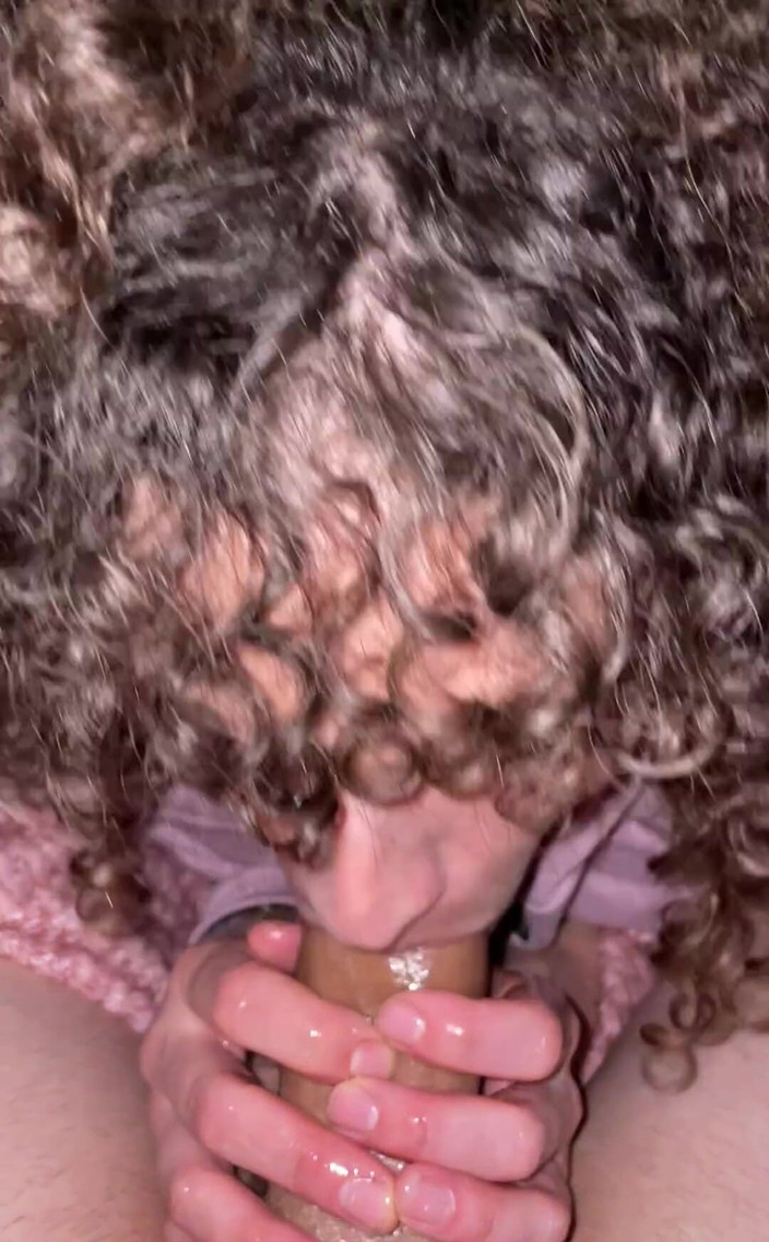 VibeWithMommy: 崇拜鸡巴时，很难不变得令人难以置信的饥渴，想要把被崇拜的鸡巴放进我的嘴里