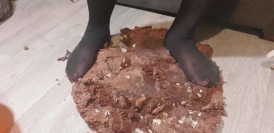 Simp to my ebony feet: Целый шоколадный торт, притоп ступнями