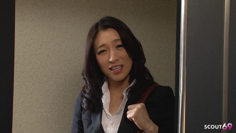 Asian porn collection: Nymphomanische japanische reife lehrerin verführt jungen mit großem schwanz zum...