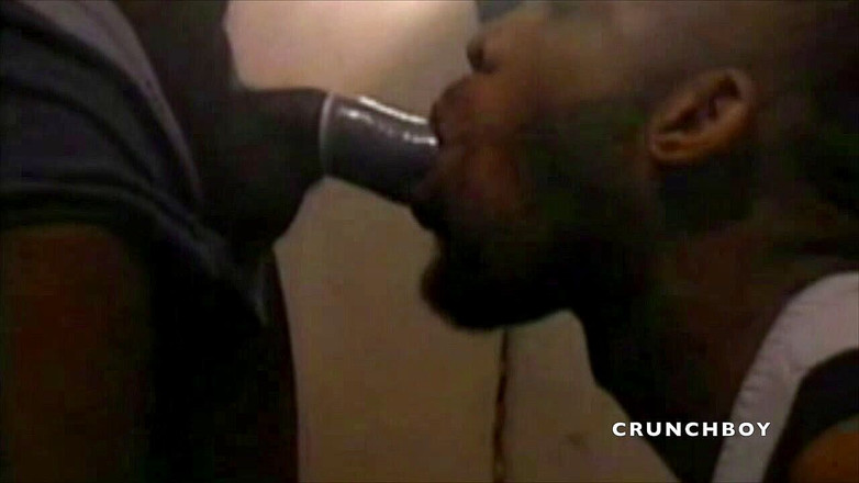 MEN BIG COCKS FUCKERS: Menghisap zakar hitam xxl dengan kondom