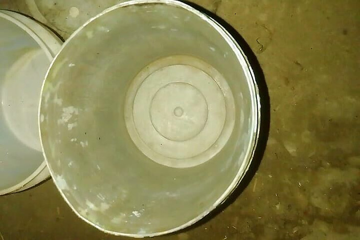 Gangbang straight: कप में मूतना