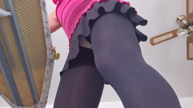 SavageHeater59: Olhe por baixo da minha saia enquanto passo a ferro