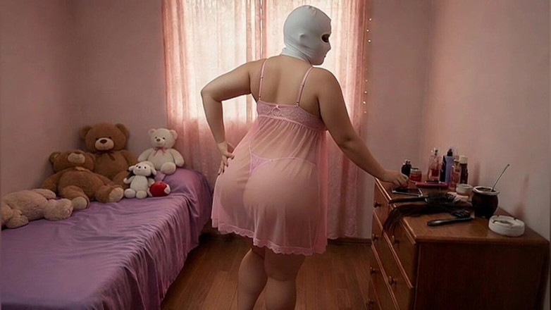 Xprohibidox1: Mujer de gran botín en rosa sacudiendo su trasero