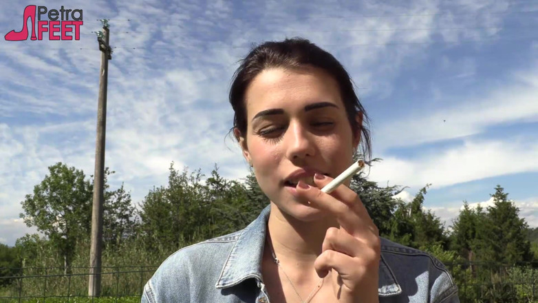 Smokin Fetish: Petra喜欢在户外抽她的鸡巴