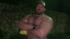 Jack stacked: Depois da academia, flexionando no estacionamento