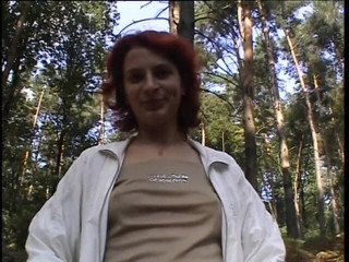 Horny Two really wet MILFs: Ruda laska bawi się swoją cipką na zewnątrz